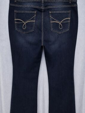 Dark Wash Women’s Jeans with Embroidered Back Pockets